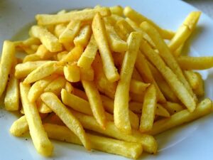 Assiette de frites dorées Frytki